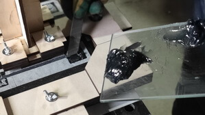 Наносим клей на гранитную подставку