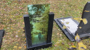 Вертикальный стеклянный памятник прямоугольной формы, вид сзади